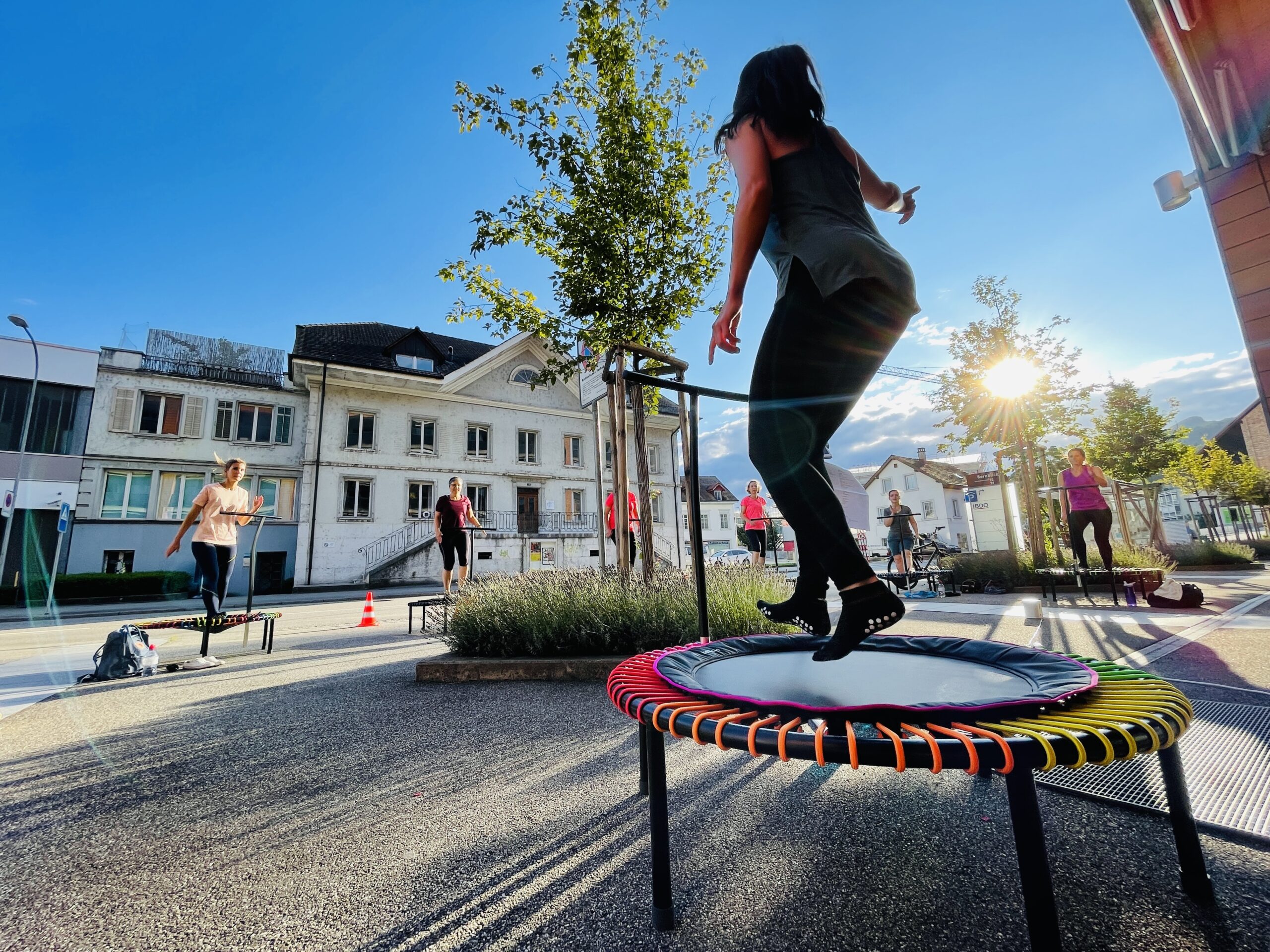 Trampolin-Training vor dem Studio in Olten